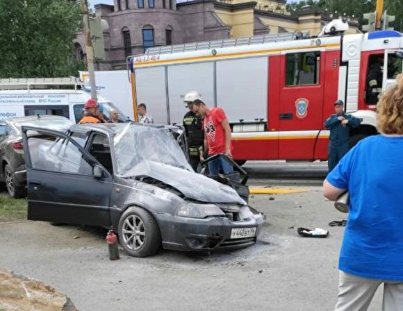 В Екатеринбурге — новое серьезное ДТП: пострадали два человека - znak.com - Екатеринбург