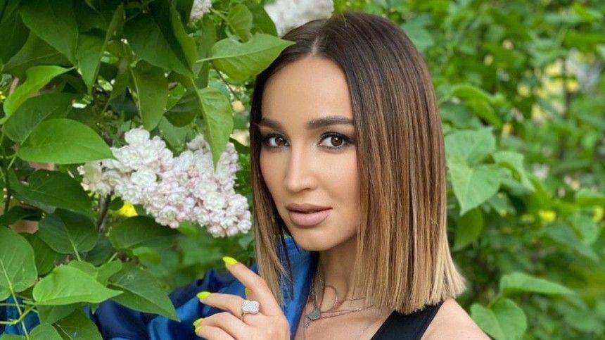 Любовь Успенская - Ольга Бузова - «Люба-Любонька…»: Бузова поцеловала Успенскую в губы и устроила с ней дикие танцы - 5-tv.ru