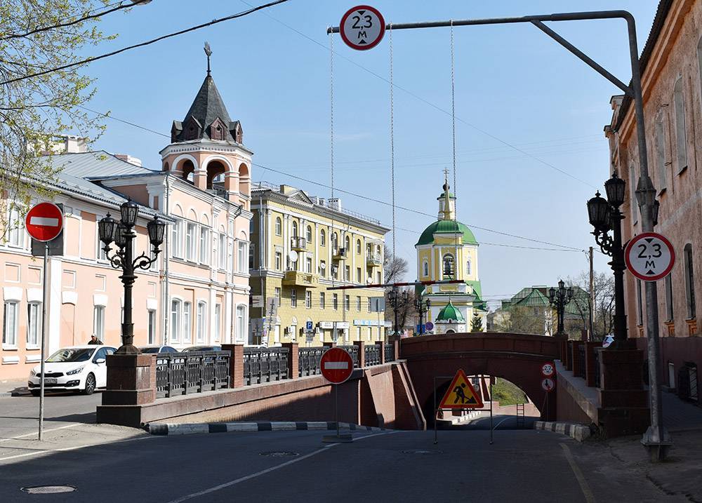 МАЗ врезался в опору Каменного моста в Воронеже и скрылся - moe-online.ru - Воронеж