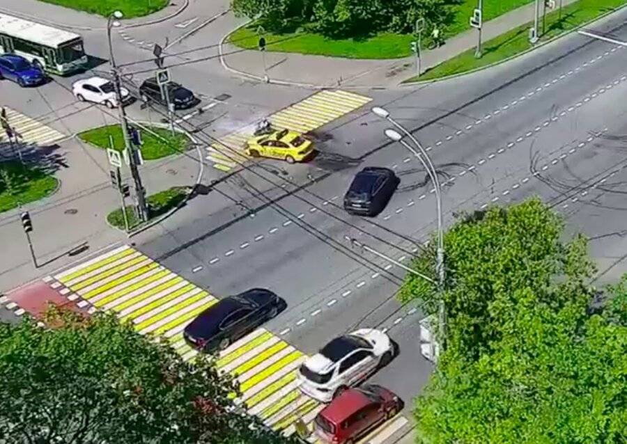 В Дептрансе рассказали о состоянии мотоциклиста ДПС после аварии - m24.ru - Москва