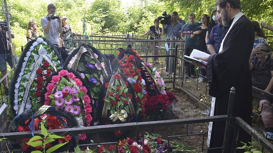 Михаил Ефремов - Сергей Захаров - Ефремов прислал на похороны погибшего в ДТП мужчины два венка - iz.ru - Москва - Рязанская обл.