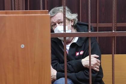 Актер Михаил Ефремов - Ефремов остался свидетелем в деле о сбыте наркотиков после пятичасового допроса - lenta.ru - Россия