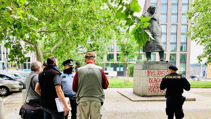 Уинстон Черчилль - Христофор Колумб - Джордж Флойд - В Праге облили краской памятник Черчиллю - iz.ru - США - Англия - Прага