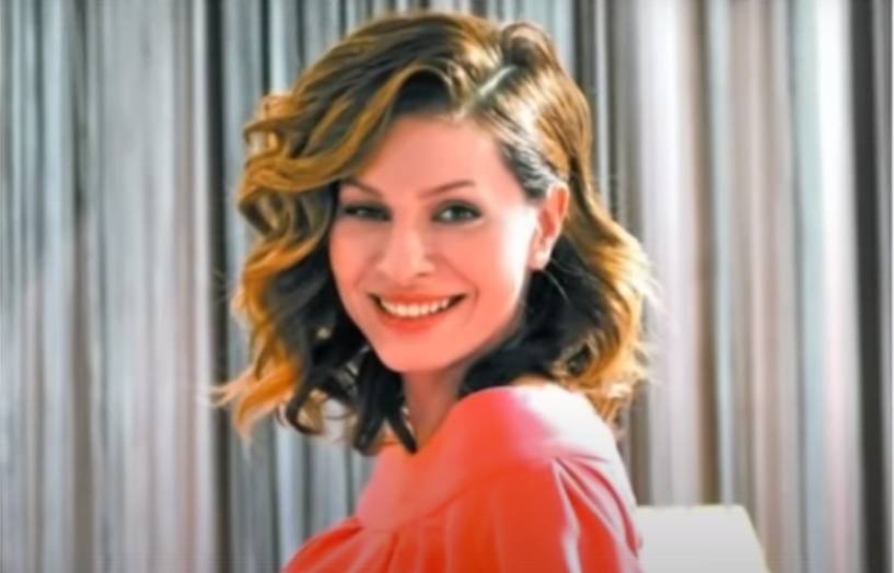 Елена Подкаминская - Так прогнулась, что пышки из декольте выпали: звезда сериала «Кухня» в пикантной позе взбудоражила сеть - akcenty.com.ua