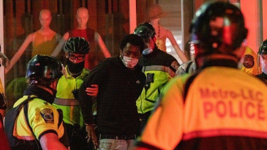 Дональд Трамп - Коленопреклоненная Америка: Трамп в бункере, Байден в толпе протестующих - 5-tv.ru - США - Вашингтон - Нью-Йорк - штат Кентукки