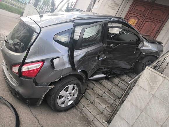 В Магнитогорске Nissan «взлетел» на крыльцо здания - znak.com - Челябинская обл. - Магнитогорск