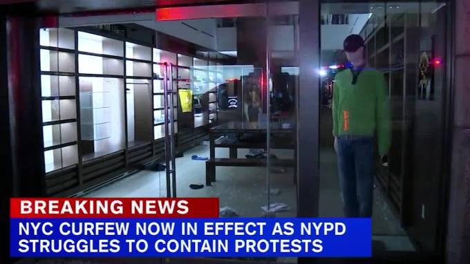 Джордж Флойд - На Манхэттене участники массовых беспорядков разграбили местные магазины - piter.tv