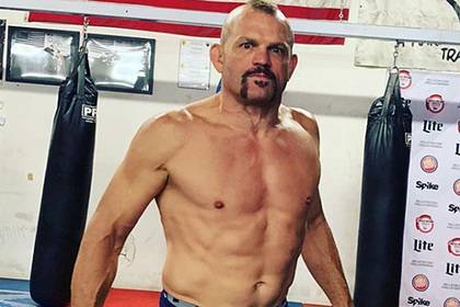 Бывший чемпион UFC вышел на улицы успокаивать протестующих в США - lenta.ru - США