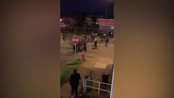 В штате Нью-Йорк внедорожник наехал на полицейских во время протестов - piter.tv - New York - USA - шт. Нью-Йорк