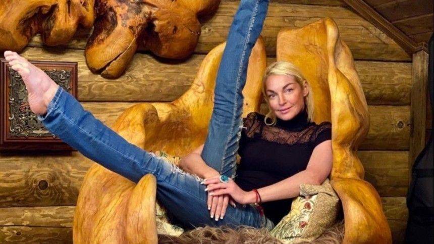 Анастасия Волочкова - Охранники спасли кота Волочковой от соседского животного - 5-tv.ru