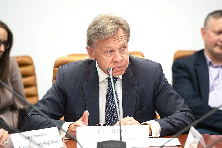 Алексей Пушков - Алексей Резников - Пушков назвал «мертворожденной» идею начать переговоры по Донбассу без России - vm.ru - Москва - Россия - США - Украина - Англия - Донбасс