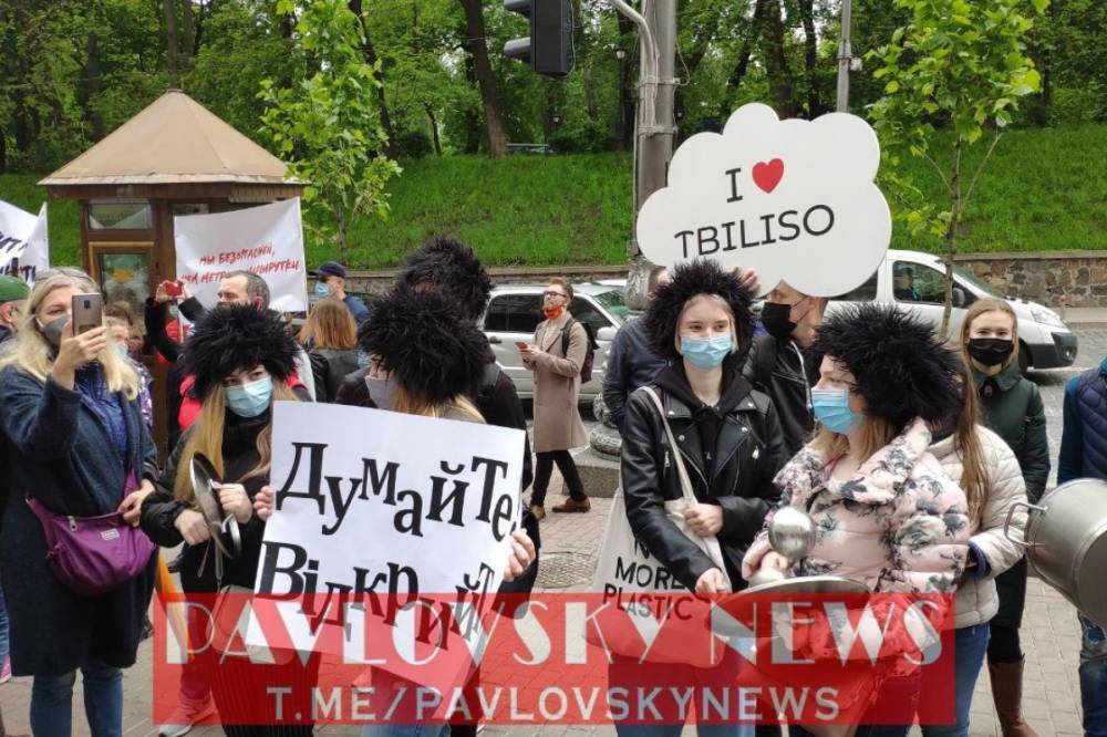 Бьют тарелки и звенят посудой: Под Кабмином рестораторы собрались на протест - vkcyprus.com - Украина - Киев - Протесты