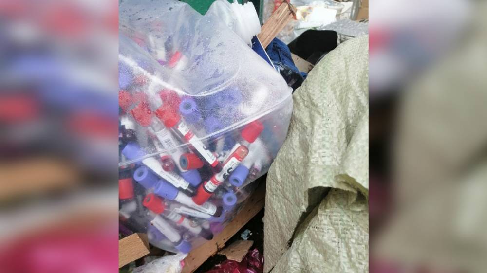 Воронежцы заметили сотни пробирок с кровью в мусорке у сквера - vestivrn.ru - Воронеж