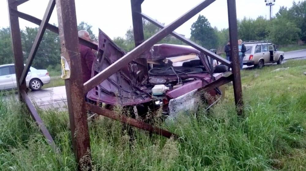 Под Воронежем водитель влетел в опору ЛЭП и погиб - vestivrn.ru - Воронеж