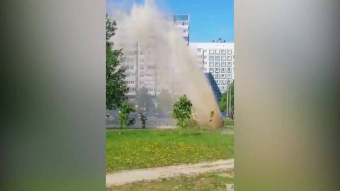 На Стародеревенской улице забил фонтан с горячей водой - piter.tv - Санкт-Петербург - р-н. Приморский