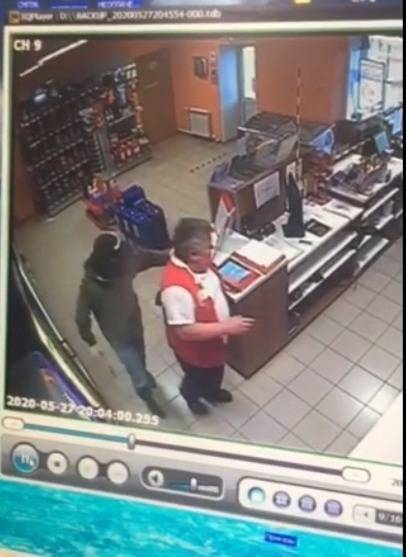 В Челябинске разыскивают мужчину, совершившего налет на АЗС - znak.com - Россия - Челябинск