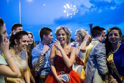 Названо условие проведения школьных выпускных в России - lenta.ru - Россия