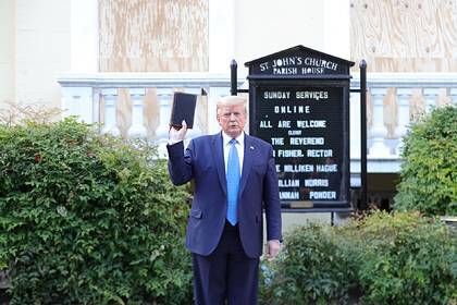 Дональд Трамп - Уильям Барра - Трамп сфотографировался с Библией и был раскритикован духовенством - lenta.ru - США - Washington