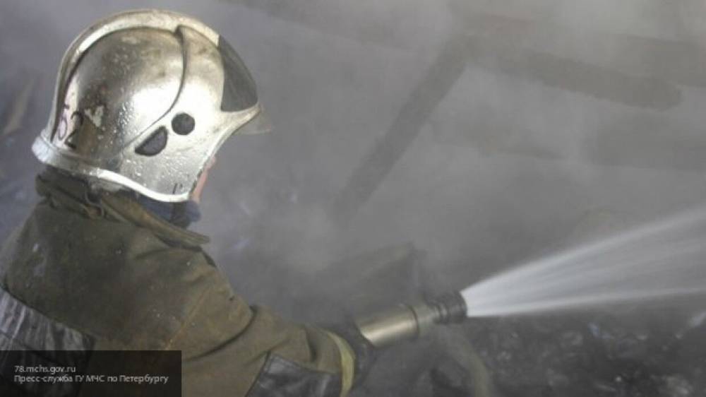 Мария Базарева - Офисное здание и три автомобиля горят в Петербурге - nation-news.ru - Санкт-Петербург