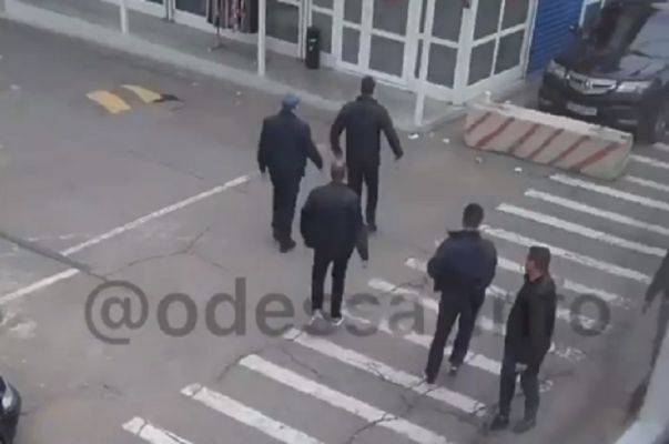 На рынке в Одессе неизвестные устроили стрельбу в магазине, двое ранены - eadaily.com - Киев - Одесса