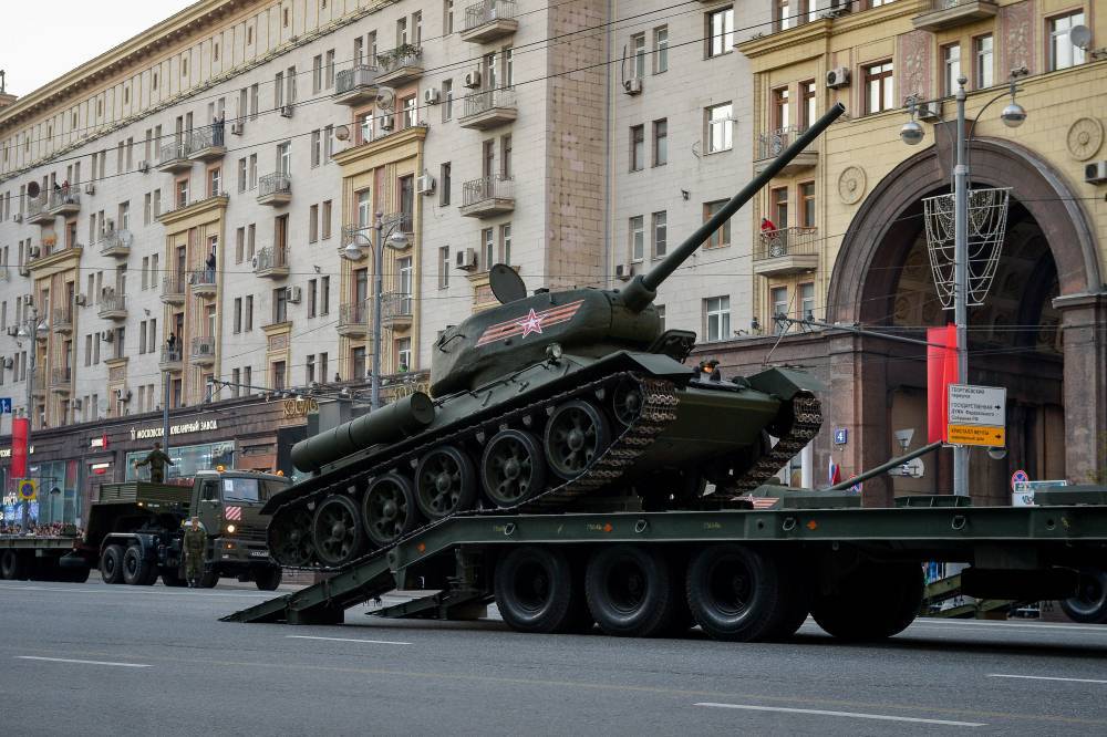 Временную разметку перед парадом Победы нанесли на Тверской улице - vm.ru - Москва