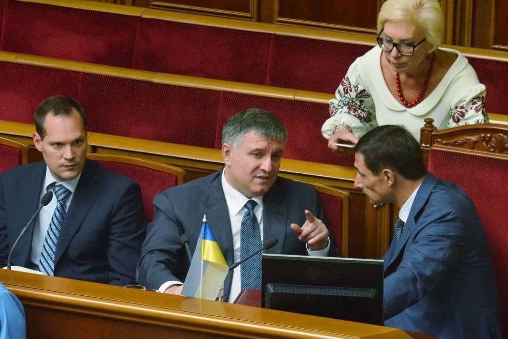 Владимир Зеленский - Арсен Аваков - Евгений Шевченко - Игорь Васильев - Депутаты Рады собирают подписи за отставку главы МВД Украины - mk.ru - Украина
