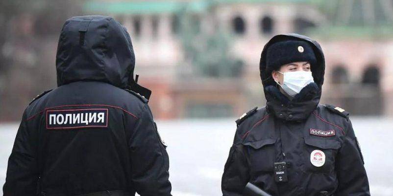 "Охеревший?": сотрудница полиции без маски пригрозила тюменцу штрафом за отсутствие маски - ruposters.ru - Тюмень