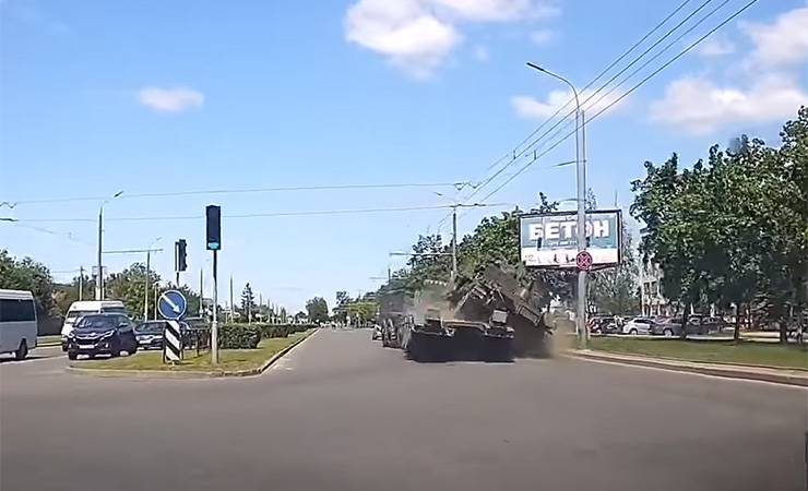 Видеофакт. В Гродно военные во время движения уронили с платформы бульдозер - gomel.today - Белоруссия - Минск