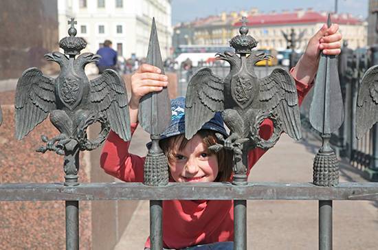 Антон Котяков - Выплаты малоимущим семьям с детьми от 3 до 7 лет могут увеличить - pnp.ru