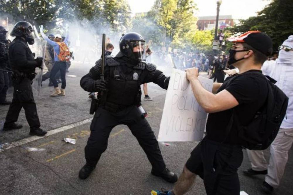 Дональд Трамп - Джордж Флойд - Под Белым домом полиция резиновыми пулями и газом разогнала протест - vkcyprus.com - США