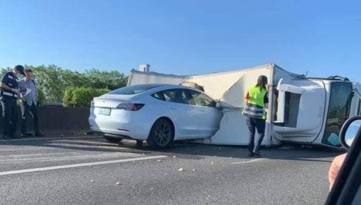 Tesla на автопилоте врезалась в фургон, перевернувшийся после аварии. Видео - vesti.ru - Тайвань