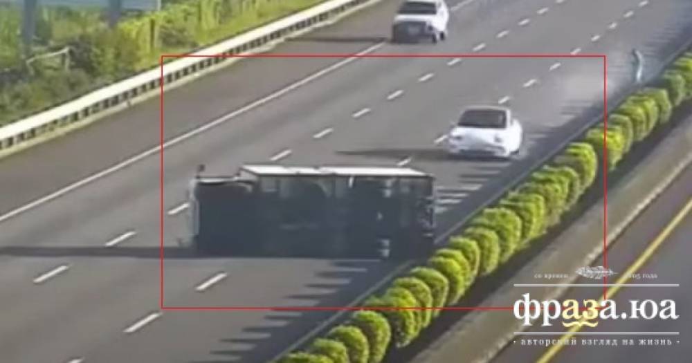 Илон Маск - Появилось видео, как на Тайване Tesla на автопилоте врезалась в фуру - 24news.com.ua - Украина - Тайвань