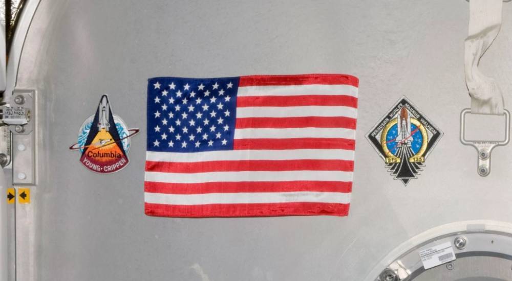 Илон Маск - Роберт Бенкен - Crew Dragon - Экипаж Crew Dragon вернет на землю флаг, который 9 лет ждал их на МКС - focus.ua - США