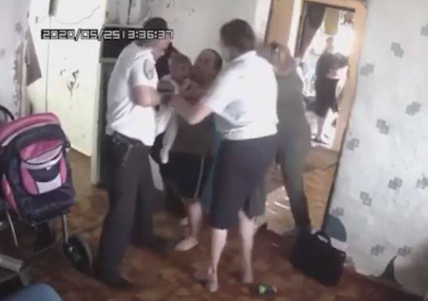В Оренбуржье из просившей помощи семьи силой изъяли пять детей - 7info.ru - Оренбургская обл.