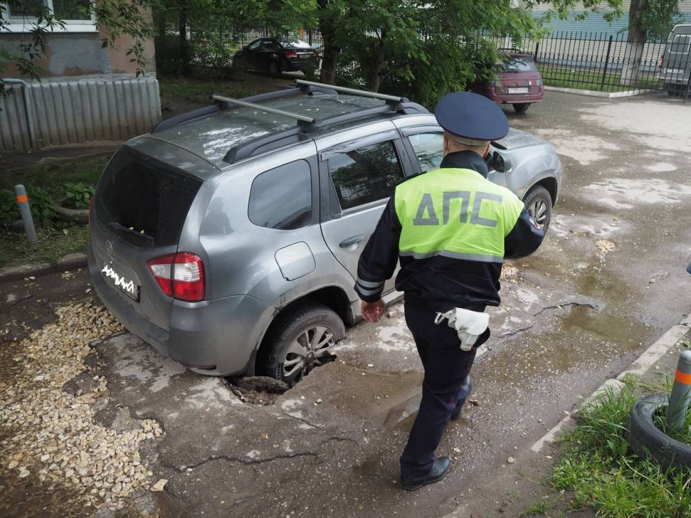 В Рязани автомобиль провалился вместе с асфальтом - 7info.ru - Рязань