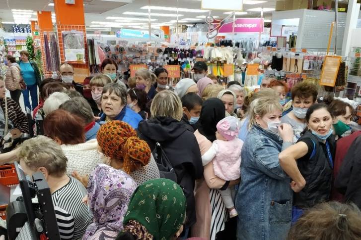 В Нижнем Тагиле толпа женщин устроила битву за дешевые кастрюли - 7info.ru