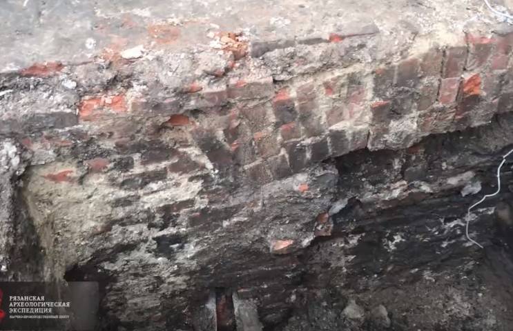 Василий Конов - На улице Почтовой раскопали старинную кирпичную стену - 7info.ru - Рязань