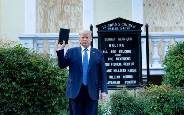Джордж Флойд - Американский протест: Трамп пошёл в церковь, армия защищает военные объекты - eadaily.com - шт. Нью-Йорк
