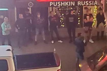 В США люди с оружием отстояли русский ресторан и ликеро-водочный - lenta.ru - США - Сан-Диего