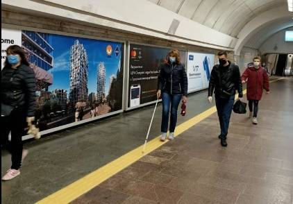 В Киеве на двух станциях метро установили тактильные полосы для маломобильных пассажиров - focus.ua - Киев