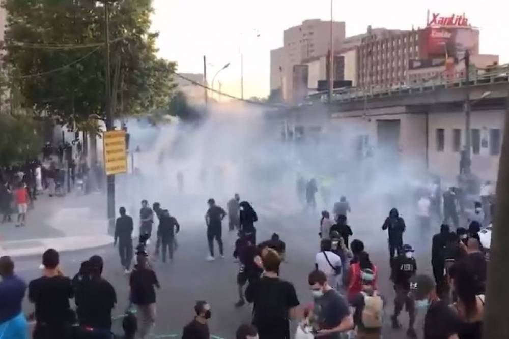 Адам Траоре - В Париже акция против насилия переросла в столкновения с полицией - mk.ru - Париж