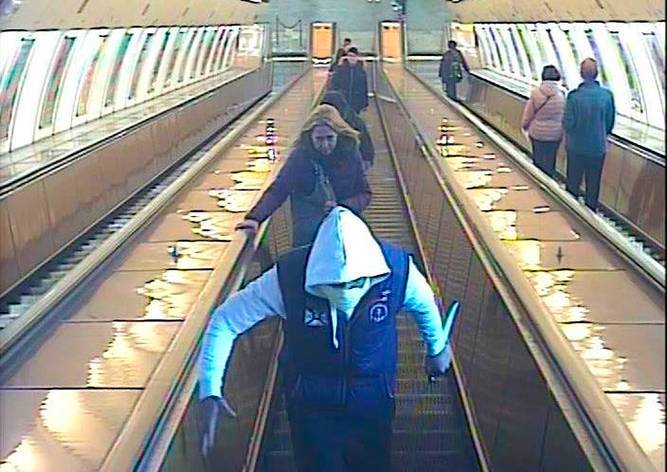 В Праге иностранец угрожал ножом пассажирам метро: видео - vinegret.cz - Прага