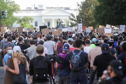 Дональд Трамп - Джордж Флойд - В Вашингтоне продолжили протесты в комендантский час - lenta.ru - США - Вашингтон
