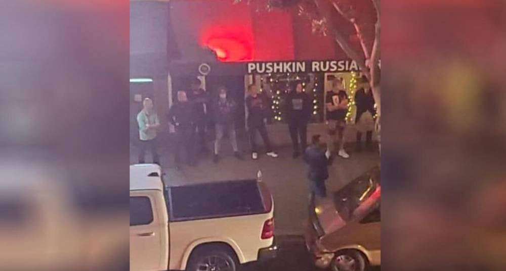 В США “русская мафия” одним своим видом отпугнула погромщиков от ресторана - readovka.ru - Россия - США - Сан-Диего - шт. Калифорния