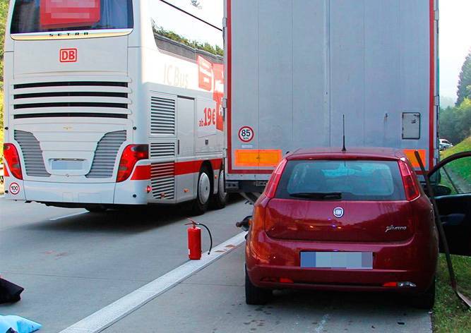 Иностранец вышел из машины и бросился под автобус на автомагистрали в Чехии - vinegret.cz - Чехия