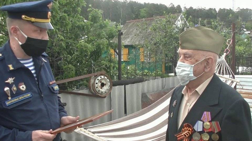 Военные устроили в Тольятти концерт у дома ветерана Великой Отечественной - 1tv.ru - Тольятти