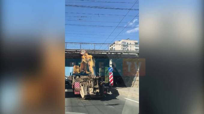 На Ланском шоссе грузовик застрял под мостом - piter.tv - Санкт-Петербург