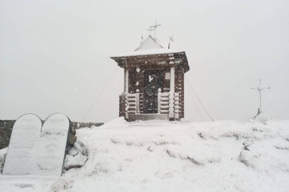 В третий день лета Карпаты продолжает засыпать снегом. Фото - vkcyprus.com - Украина