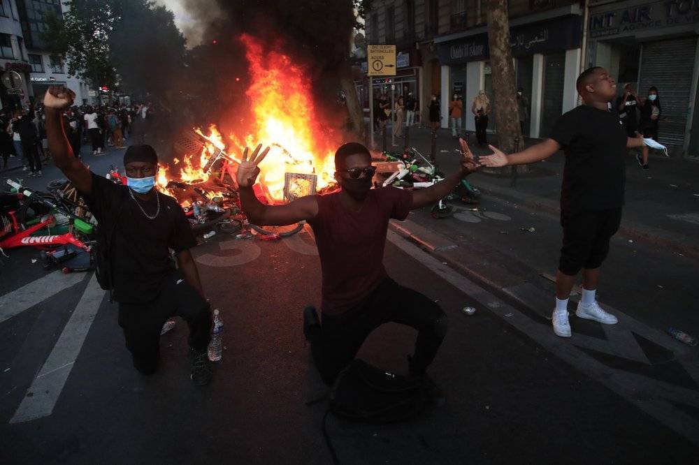 Адам Траоре - Джордж Флойд - В Париже 20 тысяч человек устроили погромы, прикрываясь протестами против произвола полиции - news-front.info - США - Париж