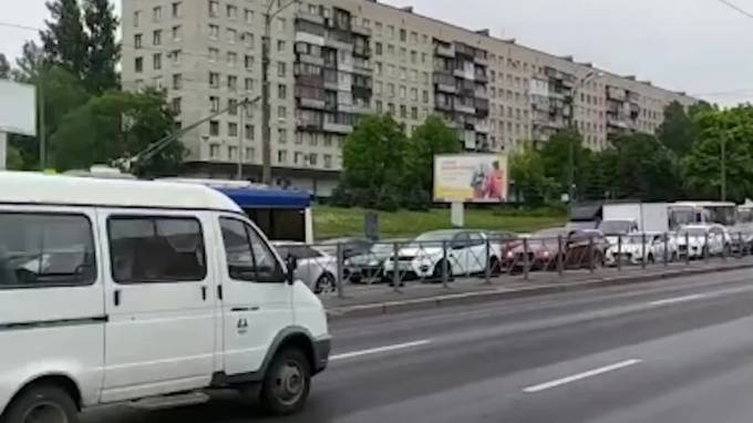 Видео: водители застряли в пробке на Типанова из-за массового ДТП - piter.tv - Санкт-Петербург